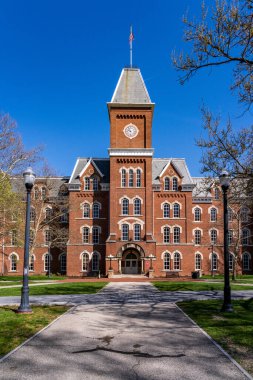 Columbus OH 'daki Ohio Eyalet Üniversitesi Oval Bölge' deki tarihi Üniversite Salonuna giden yol.