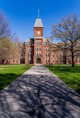 Columbus OH 'daki Ohio Eyalet Üniversitesi Oval Bölge' deki tarihi Üniversite Salonuna giden yol.