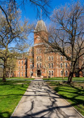 Columbus OH 'daki Ohio Eyalet Üniversitesi Oval Bölge' deki tarihi Üniversite Salonuna giden yol.