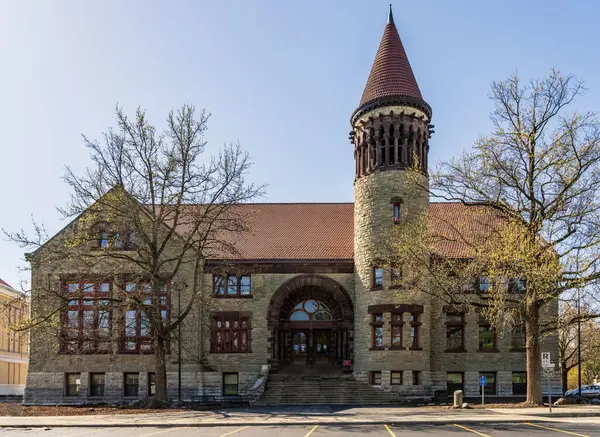 1893年に建てられた歴史的なオートンホールのファサード 現在はコロンブスにあるオハイオ州立大学の象徴的なシンボルです ストック写真