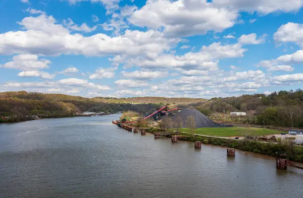 Monongahela nehri tarafından Pennsylvania 'da depolanan kömür mavnayla yerel elektrik santrallerine taşınmaya hazır.