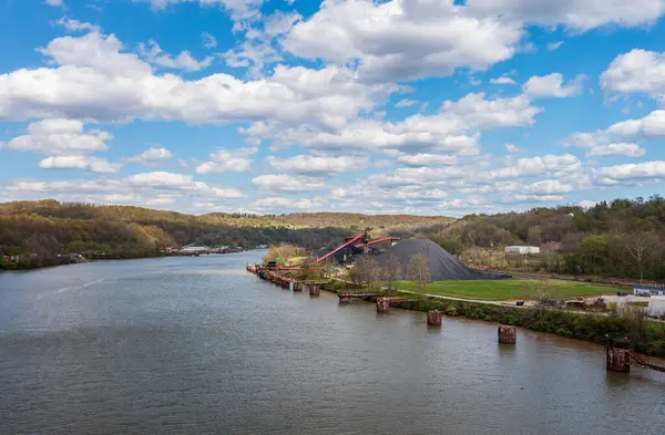 ペンシルベニア州のモノンガエラ川に貯蔵された石炭は 地元の発電所にバージで輸送する準備ができています ロイヤリティフリーのストック写真