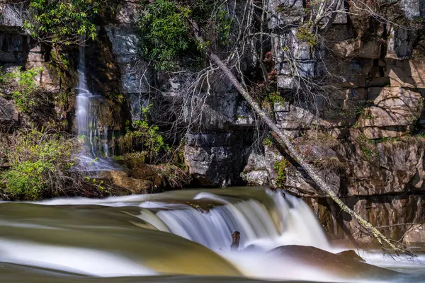 Batı Virginia 'da Fairmont yakınlarındaki Valley Falls Eyalet Parkı' nda kayalıklarda şelale şelalesi. Renkli ve parlak bir bahar günü.