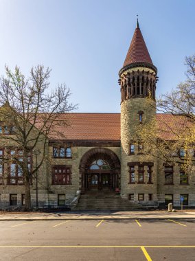1893 'te inşa edilen tarihi Orton Hall cephesi ve şimdi Columbus' taki Ohio Eyalet Üniversitesi 'nin simgesi OH
