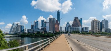 Austin Texas 'taki Güney Kongresi Köprüsü' nden şehir manzarası silueti olan Colorado Nehri 'ndeki modern apartman binaları ve ofislerin panoraması