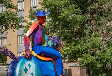 Austin, Teksas - 15 Haziran 2024: Austin, TX 'in 8. caddesinde Ion Art' ın gökkuşağı heykelinin sonunu izlemek