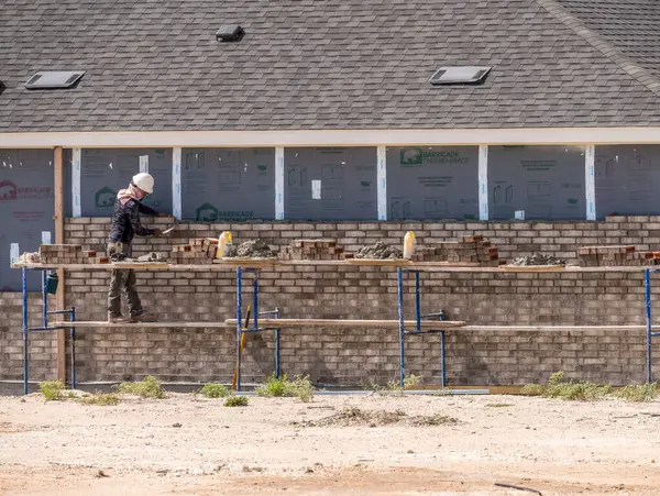 Georgetown, TX - 17 Eylül 2024: Taş temelleri ve tuğlaya bakan boyutsal kereste çerçeveleri olan tek bir aile evi