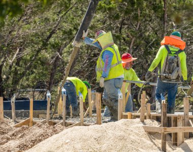 Georgetown, TX - 19 Eylül 2024: Tesisat ve kanalizasyon için kumda çukurlar temel olarak betonla dolduruluyor.