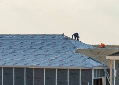 Georgetown, TX - 17 Eylül 2024: Boyutsal kereste çerçeveleri kaplanmış tek bir aile evi Pro sentetik çatı kaplaması