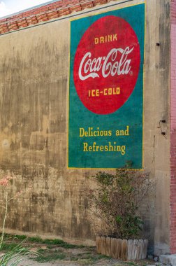 Bartlett, TX - 5 Ekim 2024: Teksas 'ta bir zamanlar hareketli bir demiryolu kasabasında Coca Cola reklamını yapan sokak resmi