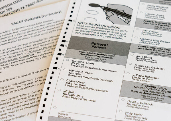 Джорджтаун, Техас - 24 октября 2024 года: Техасский открепитель или бюллетень для голосования по почте в округе Уильямсон с акцентом на выбор президента