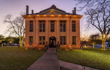 Her Aralık ayında Johnson City, Teksas 'taki Blanco County adliyesinden sarkan parlak ışıklar.