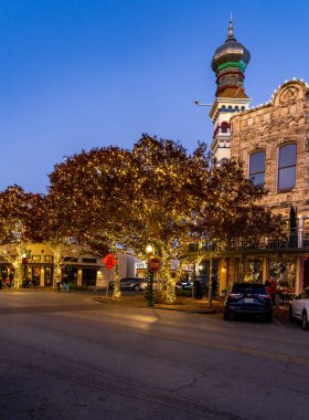 Georgetown, TX - 19 Aralık 2024: Texas şehir merkezindeki Adliye Meydanı 'nda Kubbeli Eski Masonik Loca