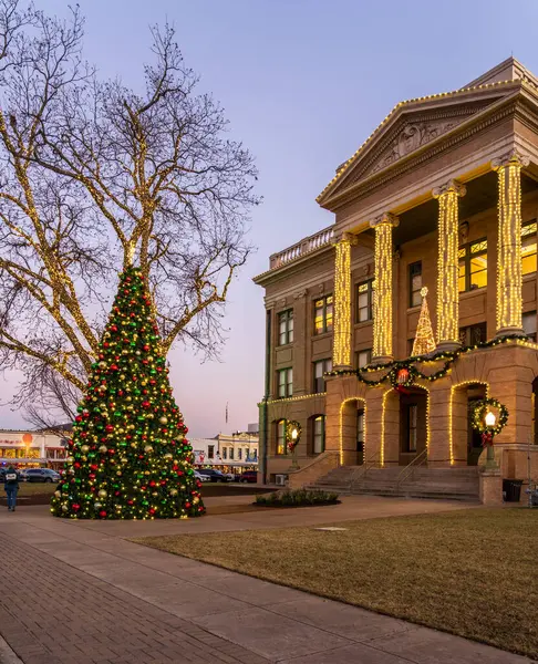 Georgetown, Teksas 'taki Williamson County Adliyesi Noel ışıklarıyla çevrilidir.