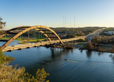 Pennybacker asma köprüsü veya Austin TX yakınlarındaki Colorado Nehri 'nden 360 Köprü
