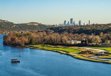 Golf sahası, Pennybacker Köprüsü 'nden uzak olan Austin Texas şehir merkezli Colorado nehri ile kesişiyor.