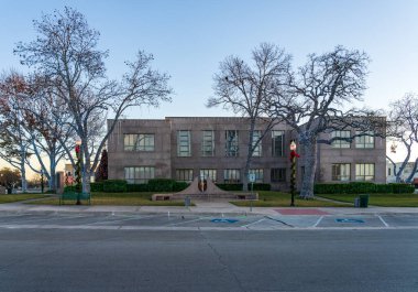 Ağaçlardaki ışıklar Teksas 'taki tarihi Burnet County adliyesinin etrafında Noel sahnesi oluşturuyor