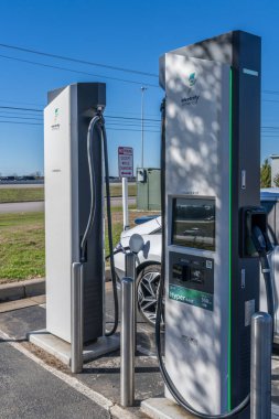 Georgetown, TX - 11 Ocak 2025: Hyundai elektrikli araba DC 'ye bağlı Electrify America kamu şarj ünitesinde yüksek hızlı şarj cihazı