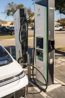 Georgetown, TX - 11 Ocak 2025: Hyundai elektrikli araba DC 'ye bağlı Electrify America kamu şarj ünitesinde yüksek hızlı şarj cihazı