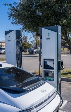 Georgetown, TX - 11 Ocak 2025: Hyundai elektrikli araba DC 'ye bağlı Electrify America kamu şarj ünitesinde yüksek hızlı şarj cihazı