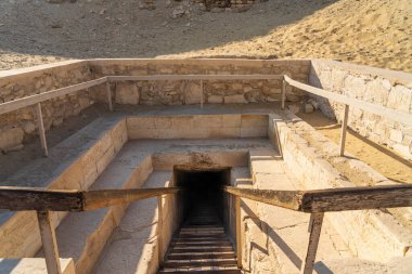 Kahire yakınlarındaki Sakkara Mezarlığı 'nda Kral Teti' nin mezarına adım atıyor.