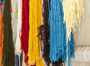 Giza Mısır yakınlarındaki fabrikada dokuma tezgahında halıya düğüm atmak için renkli iplikler.