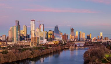 Günbatımında şehir merkezi Austin Texas 'ın batısından Zilker Büyükşehir Parkı' na kadar uzanıyor.