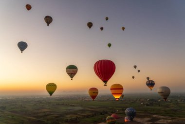 Luxor, Mısır - 31 Ekim 2024: Sahra Çölü üzerinde birçok sıcak hava balonu ve Luxor, Egpyt yakınlarındaki Krallar Vadisi