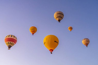 Luxor, Mısır - 31 Ekim 2024: Sahra Çölü üzerinde birçok sıcak hava balonu ve Luxor, Egpyt yakınlarındaki Krallar Vadisi