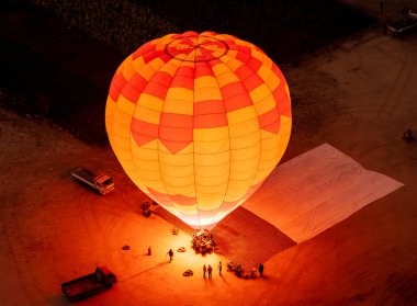 Sahra Çölü üzerinde uçmak için sıcak hava balonları ve Luxor yakınlarındaki Krallar Vadisi, Egpyt