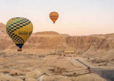 Luxor, Mısır - 31 Ekim 2024: Deir el Bahari ve Krallar Vadisi 'ndeki Hatshepsut Tapınağı üzerinde sıcak hava balonları