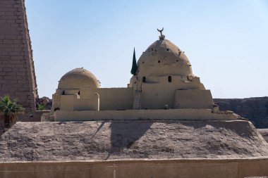 Eski Mısır Karnak tapınağı harabelerin içine küçük bir cami inşa edilmiş.