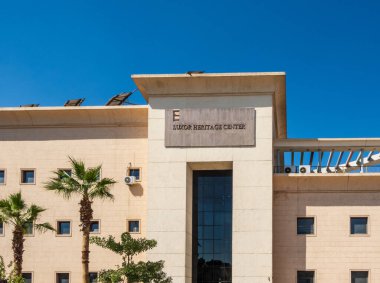 Mısır 'ın Lüksör şehir merkezindeki kütüphane ve Luxor Miras Merkezi' nin dışı