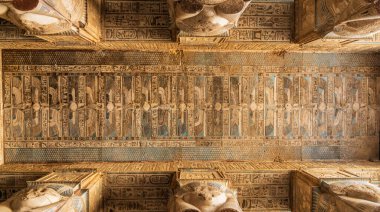 Dendera 'daki Hathor tapınağında süslü sütunlarla restore edilmiş tavan resmi.