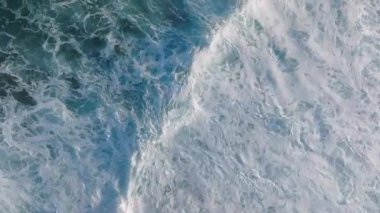 Kauai 'nin kuzey sahilindeki Maniniholo Körfezi' nde okyanus dalgaları kışın sörf ve dalgalarla dolu bir hava perspektifinden çarpar.