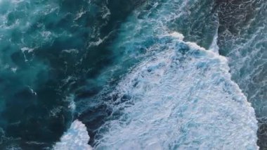 Kauai 'nin kuzey sahilindeki Maniniholo Körfezi' nde okyanus dalgaları kışın sörf ve dalgalarla dolu bir hava perspektifinden çarpar.