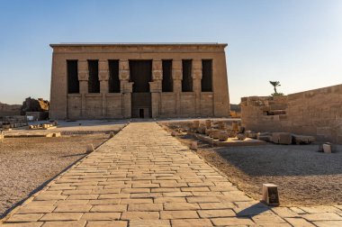Dendara 'daki Hathor tapınağının dışı Mısır' daki en iyi korunmuş tapınaklardan biridir.