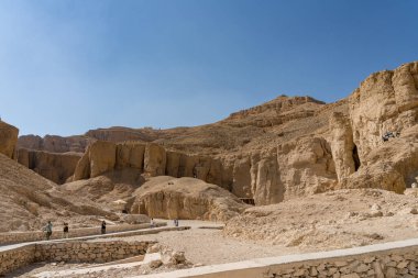 Luxor, Mısır - 2 Kasım 2025: Mısır 'da Lüksör yakınlarındaki Krallar Vadisi' nde turistler