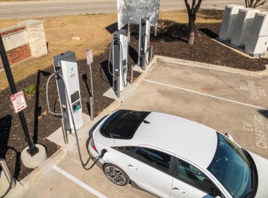 Yeni Braunfels, TX - 1 Mart 2025: Hyundai Ioniq 6 Texas 'taki Electrify America Hiperfast 350KW şarj istasyonunda suçlanıyor