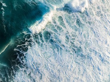 Kauai 'nin kuzey sahilindeki Maniniholo Körfezi' nde okyanus dalgaları kışın sörf ve dalgalarla dolu bir hava perspektifinden çarpar.