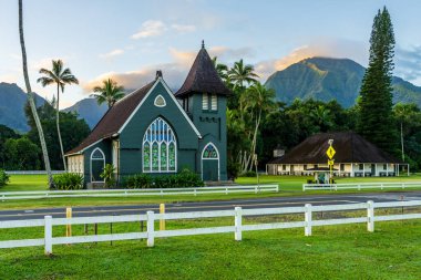 Waioli Huiia Kilisesi Hanalei, Kauai 'de gündoğumunda arka planda görkemli dağlar bulunur.