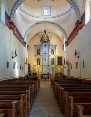 San Antonio, Teksas yakınlarındaki tarihi San Jose misyon kilisesinin içinde süslü sunaklar ve heykeller var.