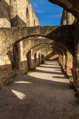 San Antonio, Teksas yakınlarındaki San Jose kilisesinde çatı destekleyici kemerlerin tekrar eden desenleri.