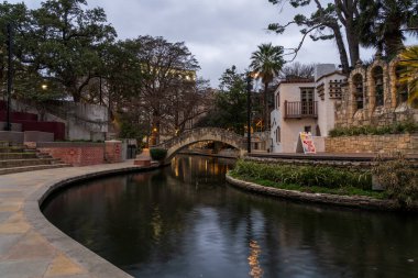 San Antonio, TX - 27 Şubat 2025: Şafak vakti San Antonio, Teksas 'taki Nehir Yürüyüşü' nün uzun pozlu görüntüleri ile boş yürüme yolları