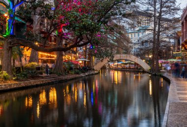 San Antonio, TX - 26 Şubat 2025: Turistler San Antonio, Teksas 'ta akşam saatlerinde nehir kenarında akşam yemeği yiyorlar.