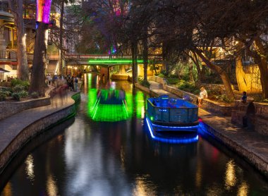 San Antonio, TX - 26 Şubat 2025: Turistler San Antonio, Teksas 'ta akşam saatlerinde nehir kenarında geziniyorlar