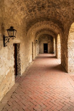 San Antonio, Teksas yakınlarındaki Concepcion kilisesindeki çatı destekleyici kemerlerin desenleri tekrarlanıyor.