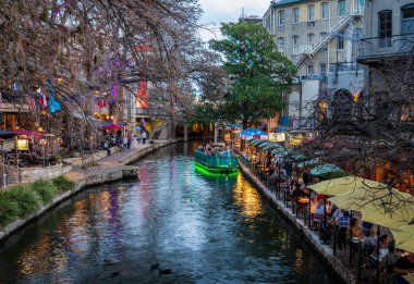 San Antonio, TX - 26 Şubat 2025: Turistler akşam saatlerinde San Antonio, Teksas 'ta nehir kenarında yemek yiyorlar
