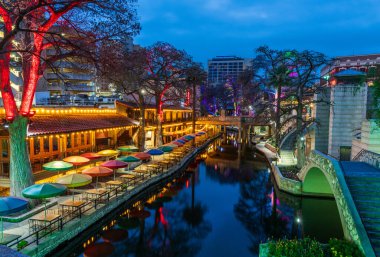 San Antonio, TX - 27 Şubat 2025: San Antonio, Teksas 'ta şafak vakti boş restoranlar