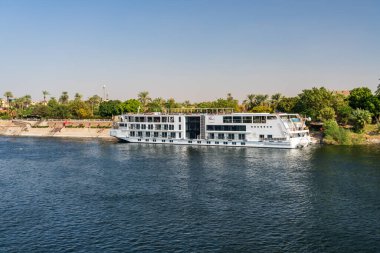 Luxor, Mısır - 2 Kasım 2024: Viking Nehri Gezileri gemisi Sobek Nil Nehri kıyısına yanaştı